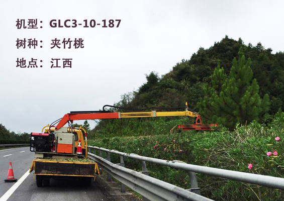 平谷公路采用新型车载绿篱修剪机对绿化带进行修剪工作